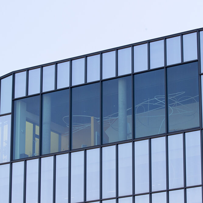 Limpieza Profesional de Cristales y Ventanas en Altura